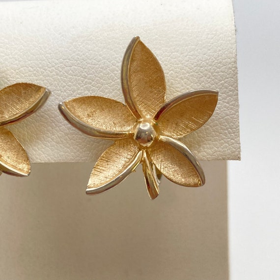 1960s Crown TRIFARI Golden Flower Earrings - image 5