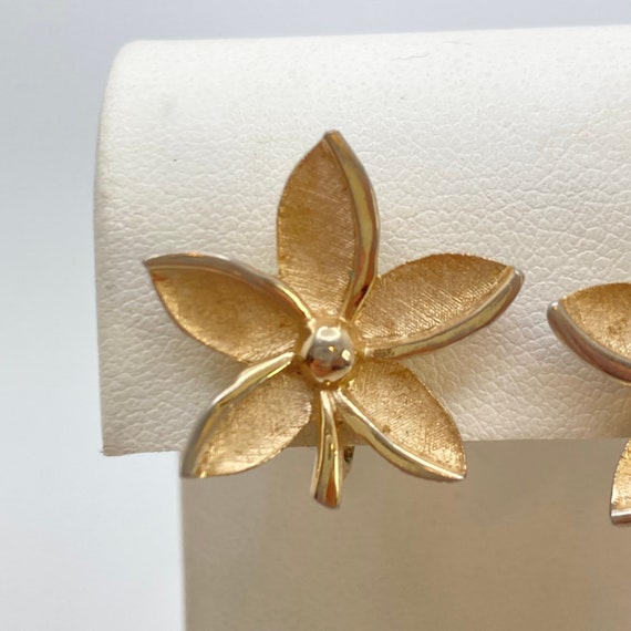 1960s Crown TRIFARI Golden Flower Earrings - image 4