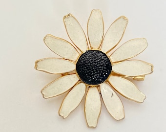 Daisy Flower Brooch - Etsy 💜💜💜Daisy brooch really adorable display picture 1