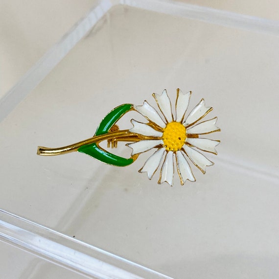 Daisy Brooch - Daisy Pin - White Flower Brooch - white flower pin - vintage flower pin