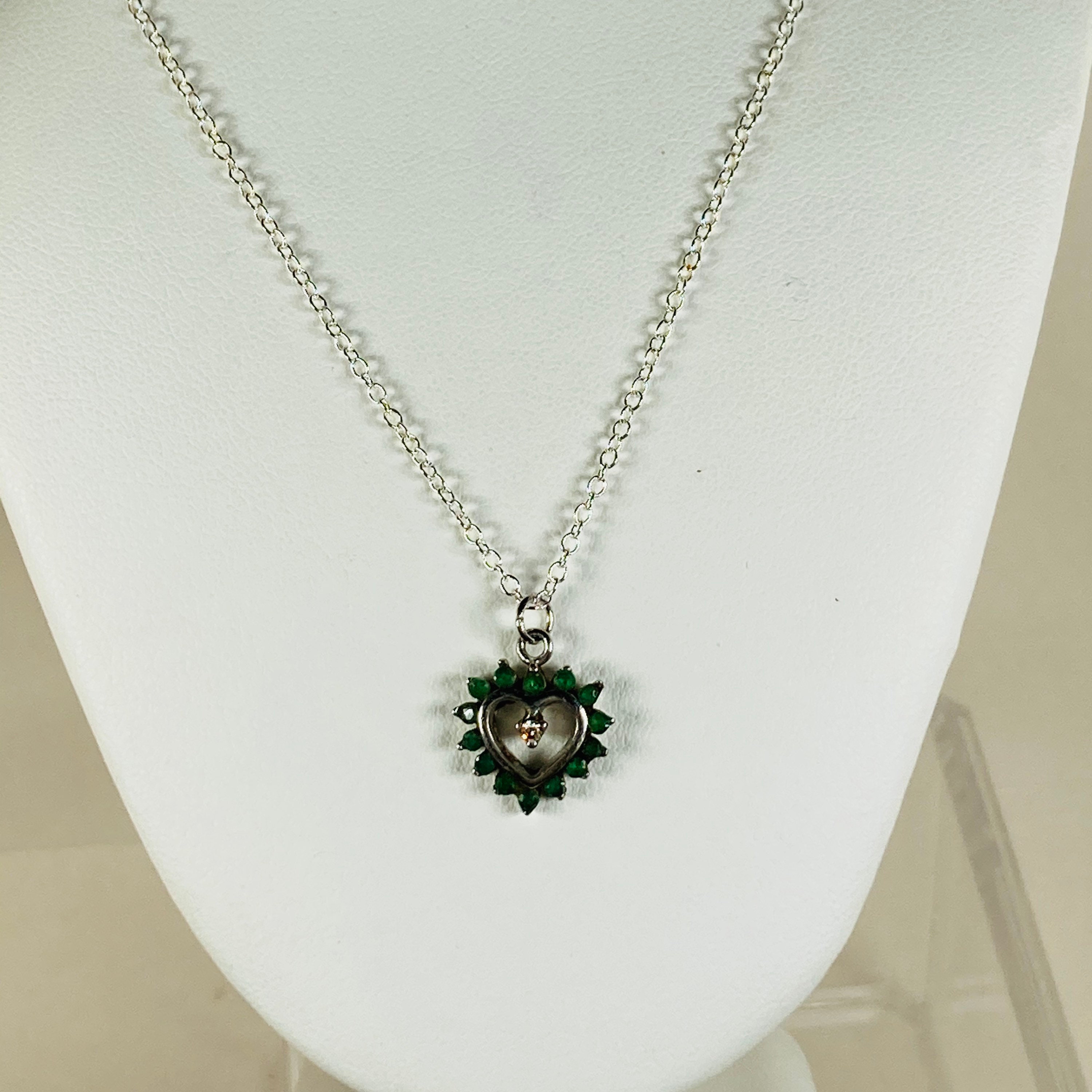 ネックレス・ペンダント VERY VINTAGE GREEN CHALCEDONY SILVER HEART PENDANT NECKLACE Amazon.com: 925 Sterling Silver Emerald Heart Necklace Green