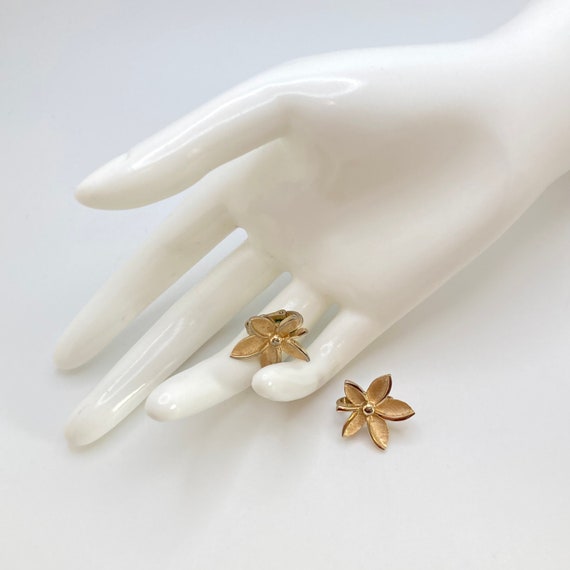 1960s Crown TRIFARI Golden Flower Earrings - image 6