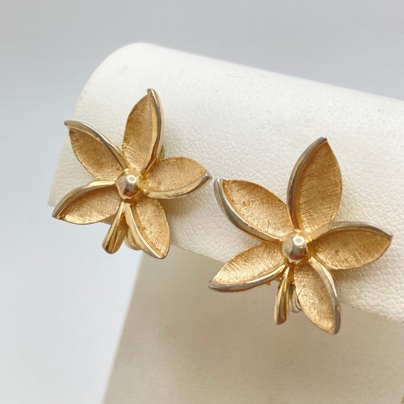 1960s Crown TRIFARI Golden Flower Earrings - image 2