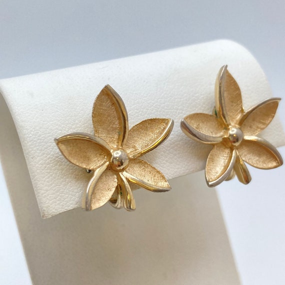 1960s Crown TRIFARI Golden Flower Earrings - image 3