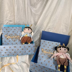 Cofanetto regalo, con album porta foto e  amigurumi realizzato a mano, regalo nascita , regalo per bambini
