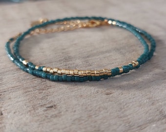 Pulseira fina de contas Miyuki em tom azul pavão