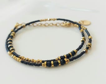 Pulseira fina de volta dupla feita com contas pretas Miyuki e pedras de espinélio.
