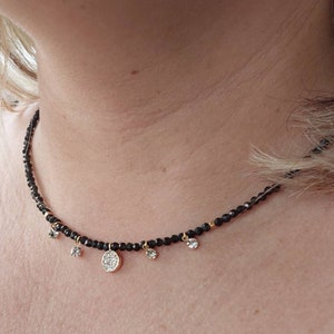 Korte en dunne ketting van fijne halfedelstenen, hangers van Obsidiaan en Zirkoon