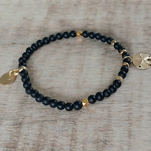 Elastic bracelet in matte black Agate pearls, golden pearls in fine gold and Sand Dollar charm, women&#39;s elastic bracelet