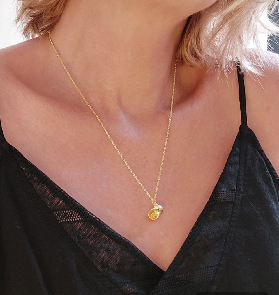 【関税＆送料込み】ChloAC Golden Shells Necklace Chloé: Gold 'The Chloé Shells Pendant' Necklace | SSENSE