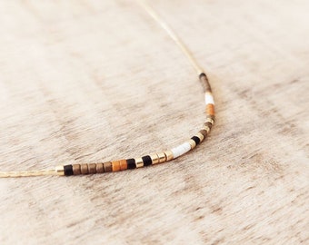 Collar corto ultrafino de perlas Miyuki montadas sobre una cadena serpentina dorada con oro fino
