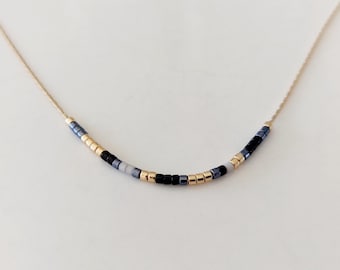 Ultra-fine short necklace made of Miyuki beads mounted on a gold-plated serpentine chain
