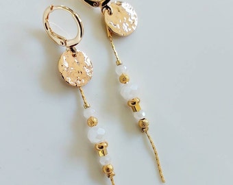 Dangling stainless steel earrings gilded with fine gold and faceted beads in white boho glass