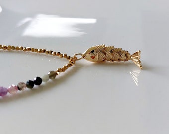 Collier long et fin en pierres semi précieuses de Tourmaline, Grenat et perles en Hématite AAA + pendentif doré à l'or fin 24k