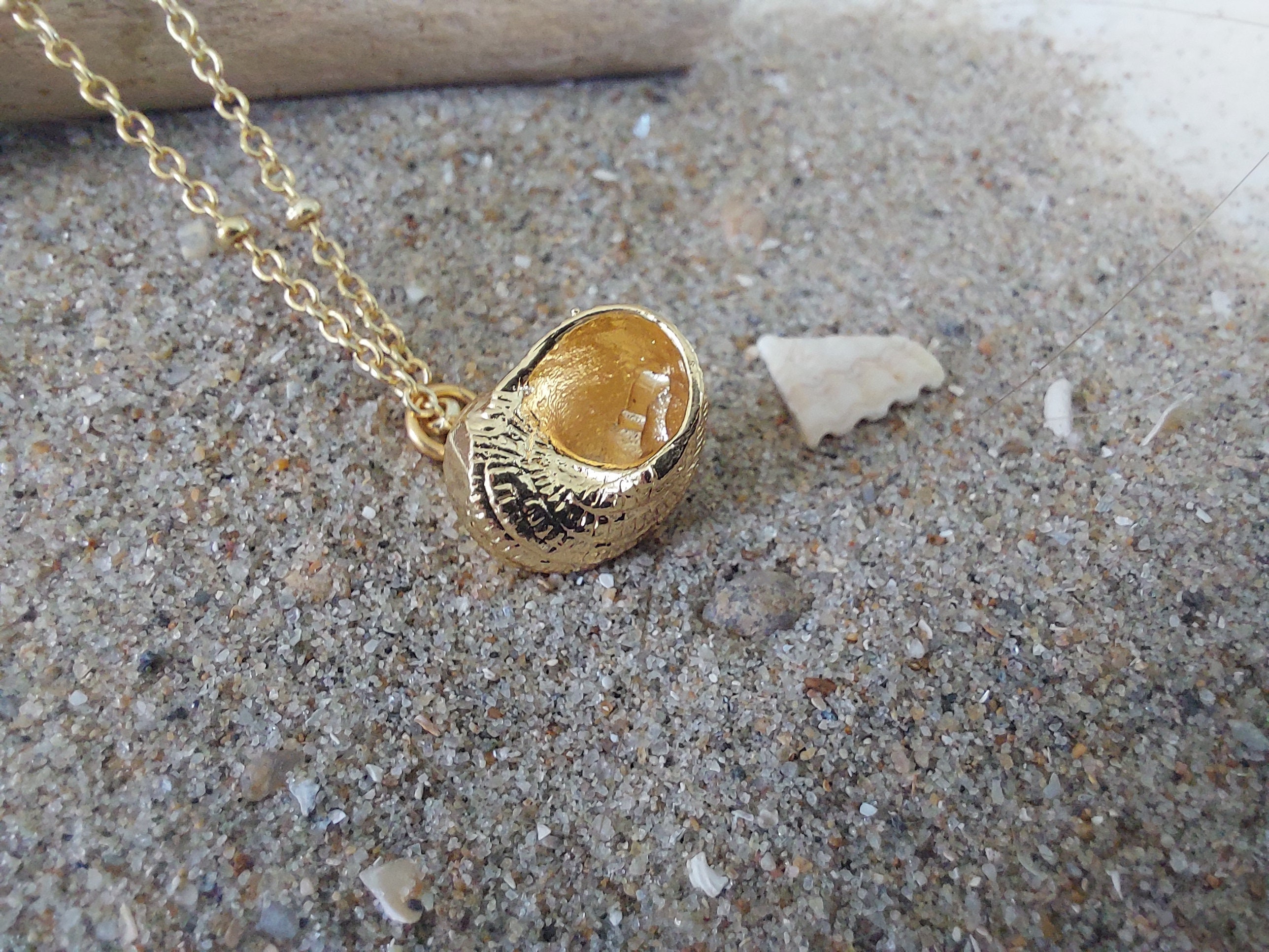 【関税＆送料込み】ChloAC Golden Shells Necklace Chloé The Chloé Shells Pendant Necklace in Vintage gold