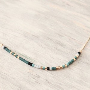 Ultra-thin short necklace made of Miyuki pearls mounted on a Serpentine chain gilded with fine gold