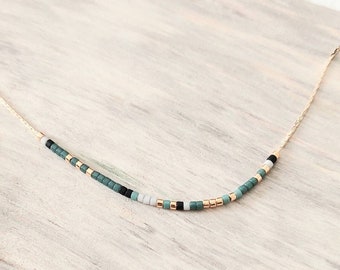 Collar corto ultrafino elaborado con perlas Miyuki montadas sobre una fina cadena serpentina bañada en oro