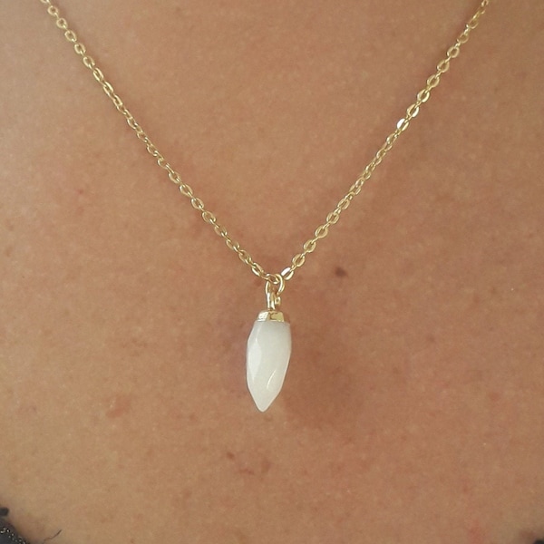 Collier chaine fine dorée et sa pointe de gemme en agate blanche