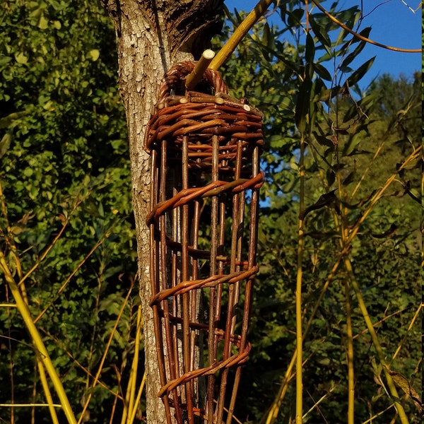 Vogelfutterhalter, Bird Feeder, Meisenknödelhalter, Füllhorn aus Weide, Zwiebelkorb