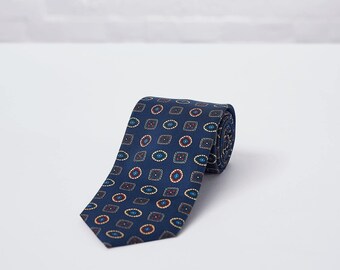 Cravatta in seta con stampa geometrica blu navy, rifinita a mano