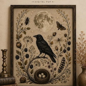 Puede incluir: Un patrón de punto de cruz enmarcado titulado THE RAVEN'S VIGIL, que muestra un cuervo negro posado en una rama sobre un nido con tres huevos moteados. El diseño incluye una luna llena, un escarabajo, una mariposa, una libélula y bayas.