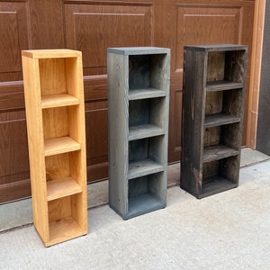 Estantería independiente de pino rústico: libros y almacenamiento para el baño