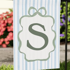 Puede incluir: Un juego de tres tazas de cerámica con un acabado mate moteado. Las tazas son de color crema, gris claro y gris oscuro. Cada taza tiene un diseño simple y minimalista, ideal para café o té.