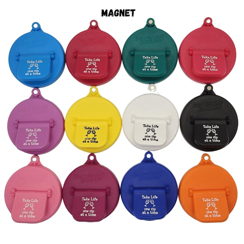 Puede incluir: Doce tapones de botella redondos en una variedad de colores, incluyendo rojo, azul, verde, amarillo, negro, blanco, morado, rosa y naranja. Cada tap&oacute;n tiene una inscripci&oacute;n blanca que dice "Take Life one sip at a time".