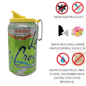 Puede incluir: Una tapa amarilla con una cadena unida a una lata plateada de agua con gas La Croix con sabor a mango. La tapa tiene un peque&ntilde;o pico para beber. La lata tiene una etiqueta verde y blanca con las palabras "Agua con gas Mango Naturalmente Esenciada" impresas en ella. La imagen tambi&eacute;n incluye iconos que muestran c&oacute;mo la tapa ayuda a mantener los insectos, los g&eacute;rmenes, el polvo, la suciedad y el agua fuera de la lata.