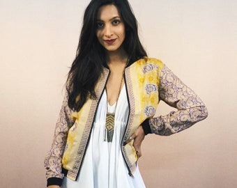 Veste bomber, Ethno, veste Saree, pièce soyeuse et unique, mode équitable, look festif, mode upcycling, nomade urbaine, indienne, chic