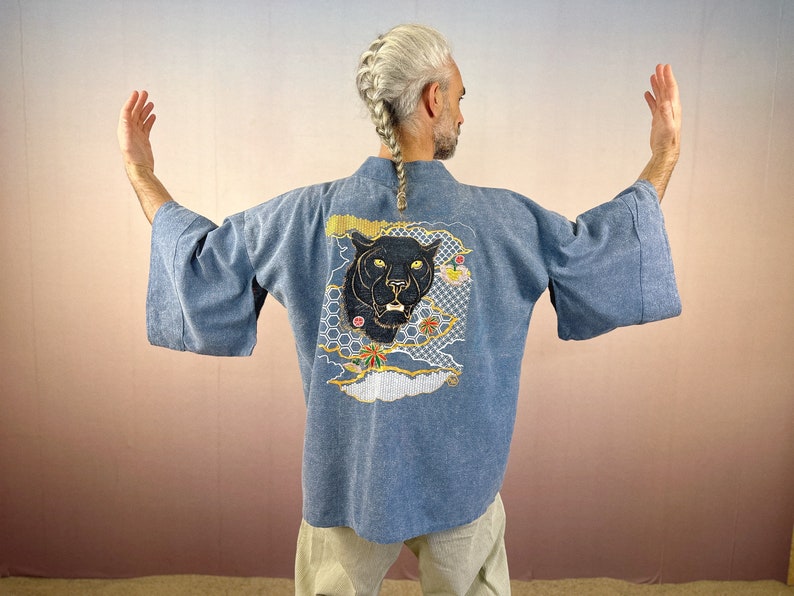 Embroidered Denim Haori Short Kimono, Unisex Japanese Style Jacket, Stylish Festival or Urban Outfit Hellblau