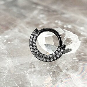 Titan Schwarz Vorderseite Doppel CZ Hoop Knorpel, 16G Implant Grade Titan Daith Ohrringe, Zirkonia Klappsegment Nase Hoop Ring