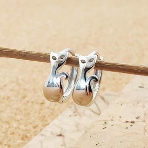 Boucles d'oreilles en argent Huggie Hoop petit chat, Boucles d'oreilles Huggie en argent sterling pour animaux de compagnie, Cadeau de boucles d'oreilles Huggie Hoop Kitty Cat