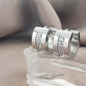 Orecchini a cerchio spessi con 4 zirconi cubici, orecchini a cerchio in acciaio chirurgico con zirconi cubici, orecchini a cerchio larghi con piccoli cristalli