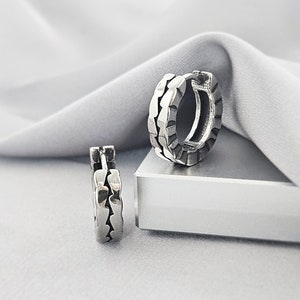 Cracked Texture Pattern Small Thick Hoop Earrings, Cool Wide Chunky Emo Huggie Hoop Earrings for Men, Edgy Punk Viking Jewelry Gift for Him