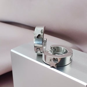 Boucles d'oreilles Huggie en acier étoile 3D, Boucles d'oreilles punk Huggie en acier chirurgical 316L, Petites boucles d'oreilles Huggie céleste pour lui