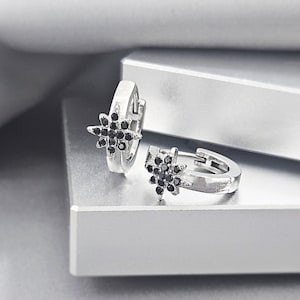 Niedliche schwarze Steine North Star Huggie Creolen, chirurgischer Stahl CZ himmlische kleine Creolen, zierliche Zirkonia Stern Schmuck Geschenk