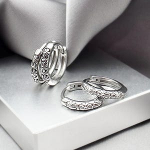 Daisies Minimalist Small Hoop Earrings Dainty Surgical Steel Huggie Hoops Flower Girl Jewelry Gift Floral Cartilage Hoop Conch Tiny Earrings