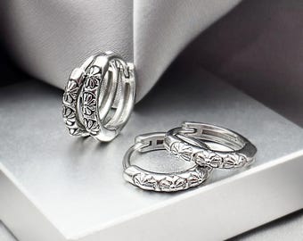 Pendientes de aro pequeños minimalistas con margaritas, delicados aros de acero quirúrgico, regalo de joyería para niñas de las flores, aros de cartílago florales, pequeños pendientes de caracola