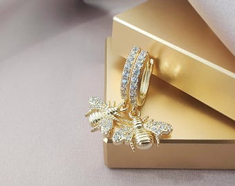 ゴールド CZ ビーチャーム ハギーフープイヤリング パヴェキュービックジルコニア 昆虫ダングルフープ キュートなハニービークリスタルドロップ 小さなゴールドハギーイヤリング ギフト