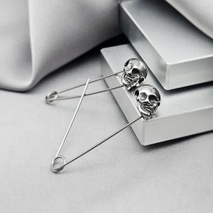 Pendientes góticos de calavera con imperdible, de acero quirúrgico, estilo punk, grunge, emo, únicos, para Halloween, con esqueleto, joyería gótica para el cartílago de la oreja.