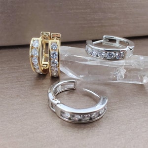 Cubic Zirconia Huggie Hoop Earrings In 14K Solid Gold - Foto 9