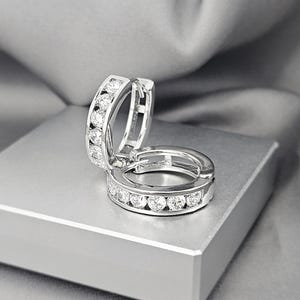 Orecchini a cerchio con cristalli Huggies, orecchini a cerchio con zirconi cubici, orecchini a cerchio con incastonatura a canale CZ, piccoli orecchini a cerchio con diamanti, regalo di gioielli.