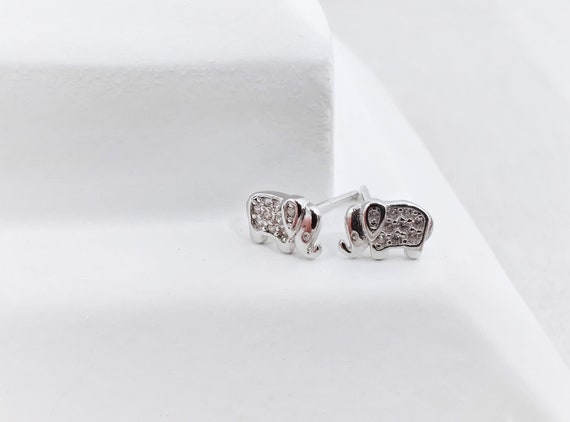 Tiny Mother Baby Elephant Shaped Allergy Free Stud Earrings In Silver – DOTOLY - Foto 4