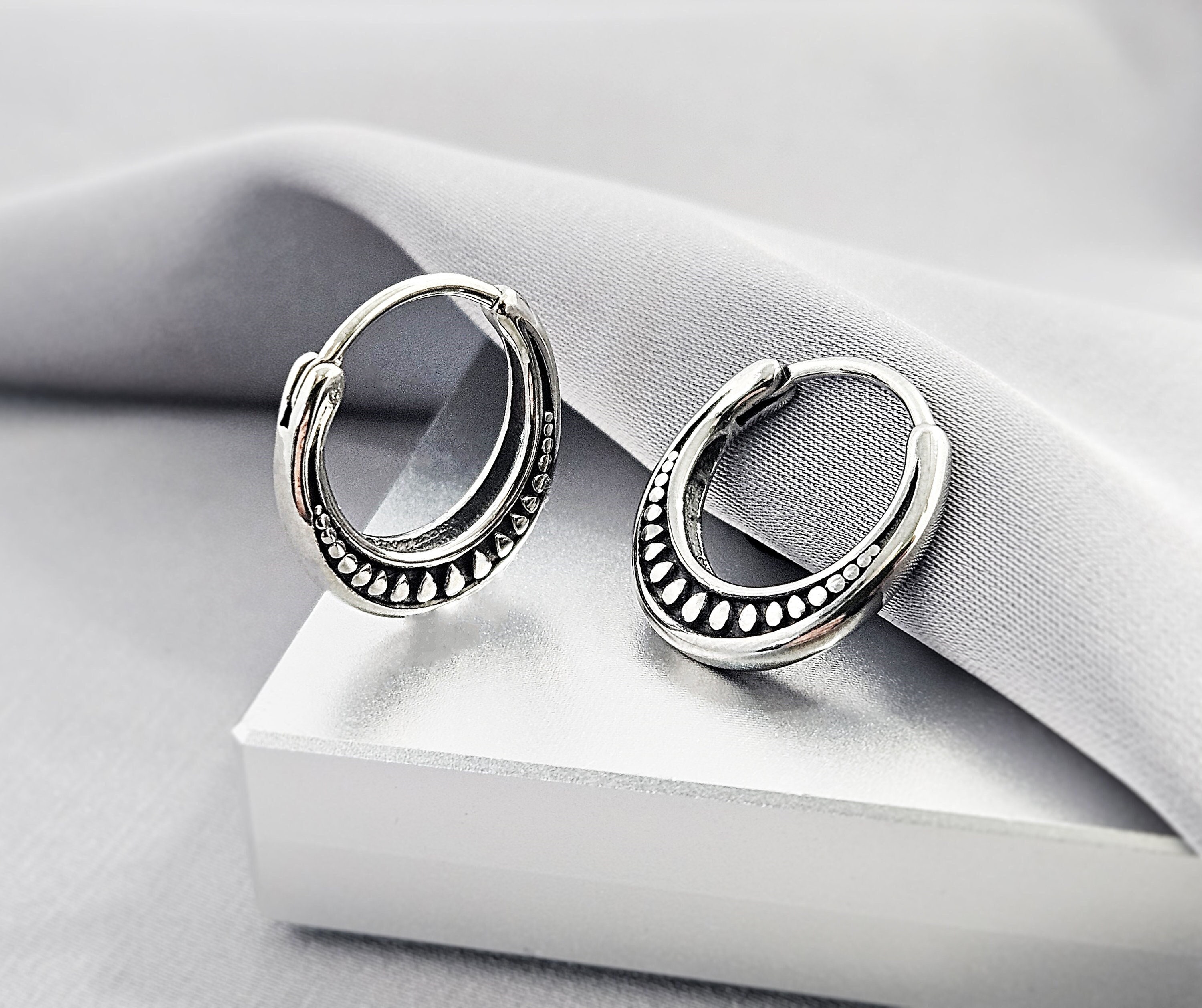 Kleine Boho Oval Stahl Huggie Hoops Ohrringe, chirurgische Stahl Tribal Herren Creolen, Edgy Emo Teardrops strukturiertes Silber Herren Schmuck Geschenk