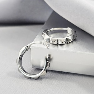 Pendientes de aro pequeños con forma de pirámide, de acero quirúrgico, estilo emo punk, geométricos, para hombre, un regalo de joyería vanguardista.