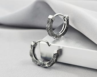 Pendientes de aro pequeños de acero con estampado de piel de dragón, pendientes de acero quirúrgico estilo gótico emo para hombre, joyería de plata oxidada con estampado animal vanguardista (ideal para regalo).