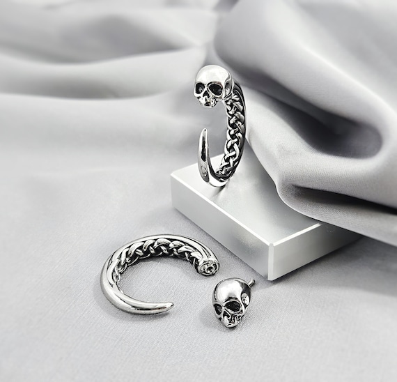 thumbnail image 2 of Black Gothic Skeleton Hand Ear Cartilage Clip Fake Piercing Earring For Men Women Silver Color Punk Goth Halloween Jewelry Gift 2 of 9