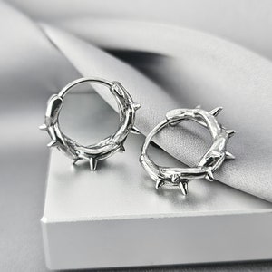 Thorn Spike Kleine Creolen, coole Gothic Creolen für Männer, Chirurgenstahl Boho Schmuck Geschenk für Ihn, Thorny Witchy Schmuck Geschenk