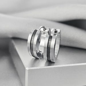 Mattierte zweifarbige Hoop-Ohrringe, Gunmetall Schwarz & Silber, Regenbogen, minimalist, chirurgischem Stahl Huggies, Gold kleine Hoop Ohrringe blaue Männer Ohrringe